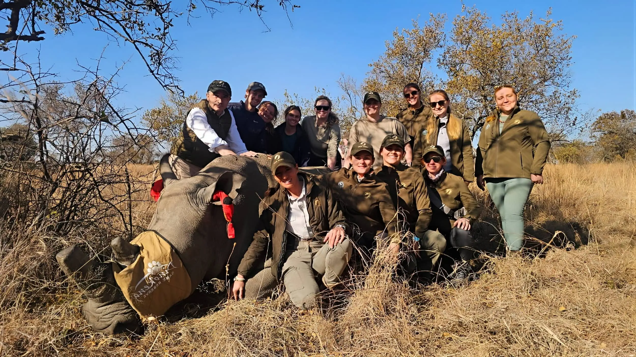 Grupo del curso con un rinoceronte
